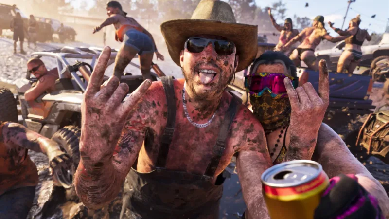 Schlammparty zwischen Buggys und Pick-ups: Ein Mann mit Cowboyhut ist von Kopf bis Fuß voller Schlamm, hinter ihm tanzen Leute auf den Ladeflächen. Bild: Rockstar Games