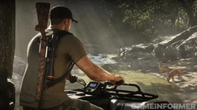 Jason auf einem Quad, das Jagdgewehr mit Tarnmuster auf dem Rücken, am Bach trinken zwei Hirsche. Bild: Rockstar Games, Game Informer