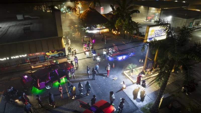 Autotreff bei Nacht vor dem Imbiss Conch King, Blick von oben. Bild: Rockstar Games, via Insider Gaming