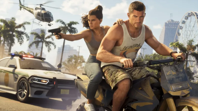 Lucia schießt vom Motorrad nach hinten, Jason fährt, ein Streifenwagen hängt dran. Bild: Rockstar Games